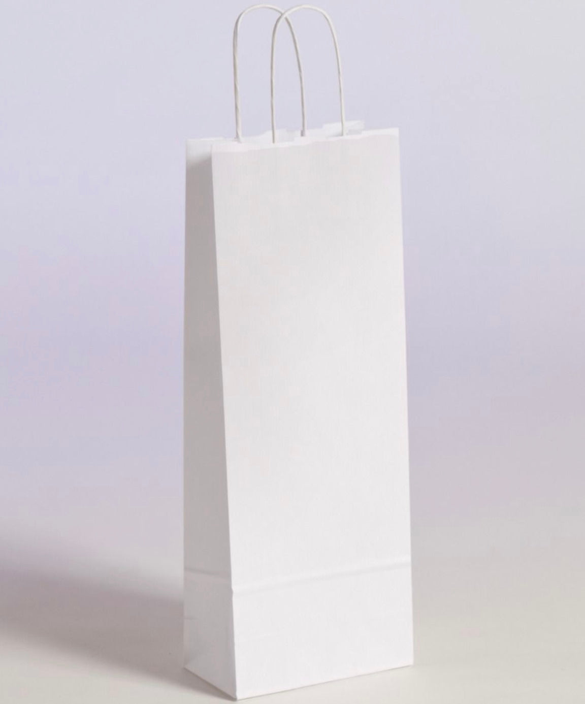 Stabile Flaschentragetasche zum Transport von einer Glasflasche mit gedrehten Papierkordeln und gerippetn Papier im Größenformat 15x8x39,5cm in der Farbe Weiß, erhältlich über Steinebach.eu