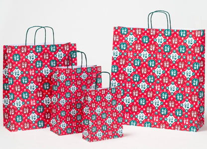 Papierkordeltaschen mit Trachtenmotiv in verschiedenen Größen in der Papiertütenfarbe Rot mit grünen Papierkordeln zum Tragen der Tasche