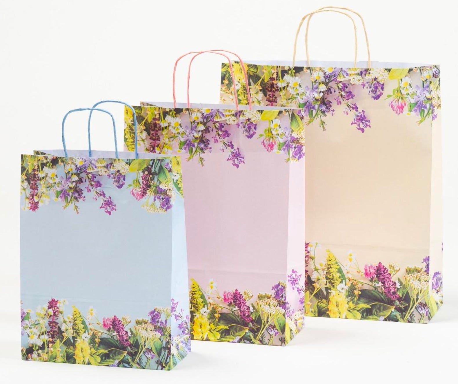 Gruppenbild: Papiertragetaschen „Provence“ mit gedrehten Papierkordel-Tragehenkeln in Blau, Rosé und Beige mit floralem Muster