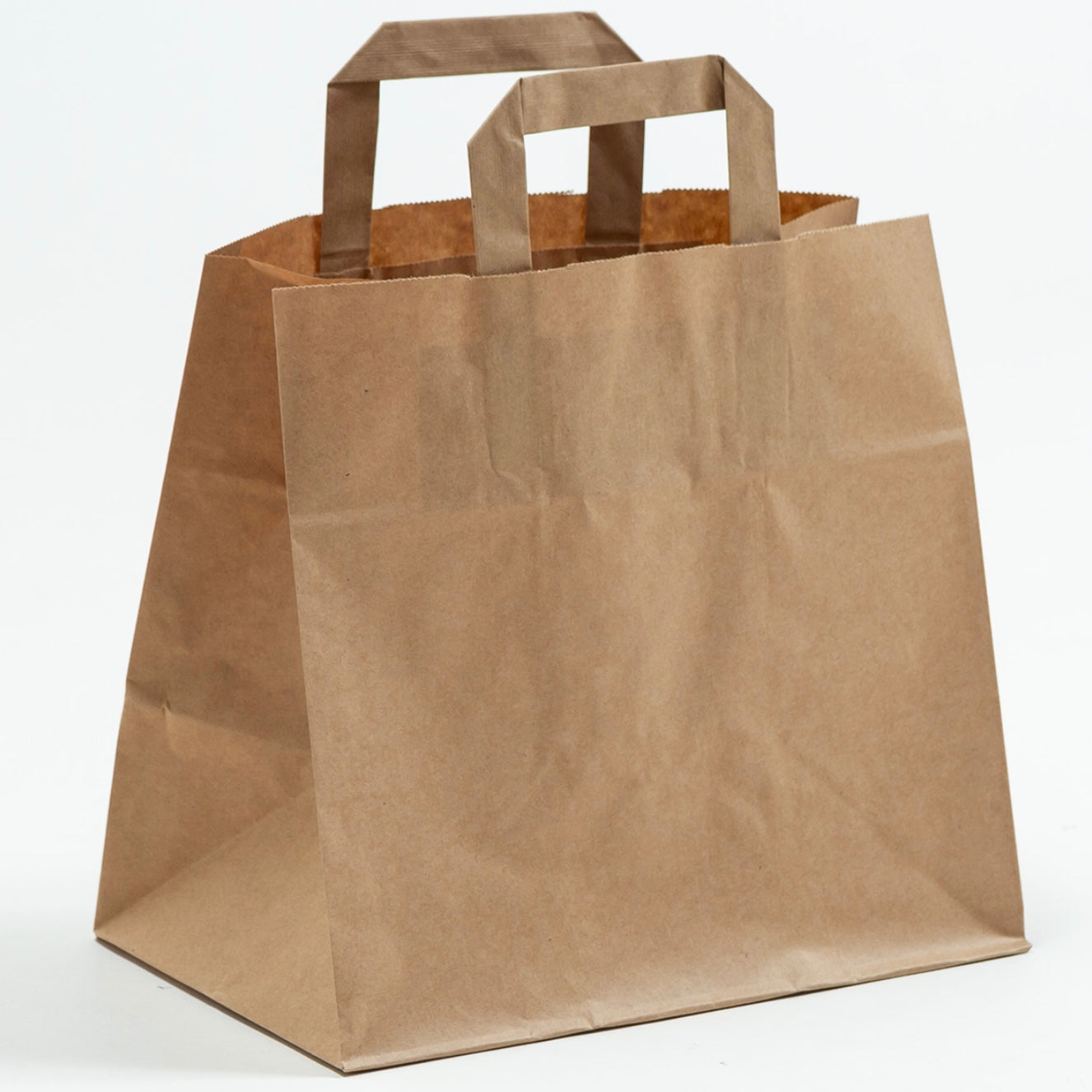 Unbedruckte, einfarbige Gastro-Taschen für Take-Away-Food, Pizzataschen zum Transport von Lebensmitteln in der Farbe Braun mit Papierflachhenkeln im Größenformat 26x17x25cm, erhältlich bei Steinebach.eu