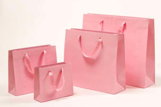 Glamouröse Papiertragetasche mit Stoffbändern in Rosa